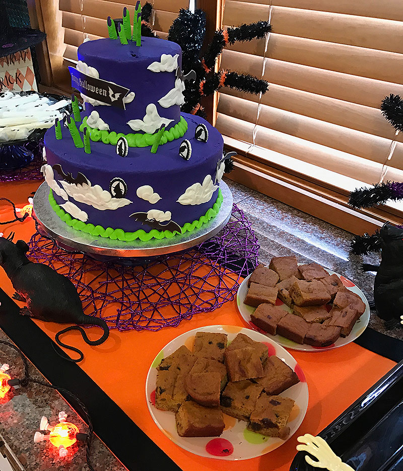 Halloween, Halloween party, cake, Halloween cake, witch, witch's cake, witch's finger, Celebrating Halloween 