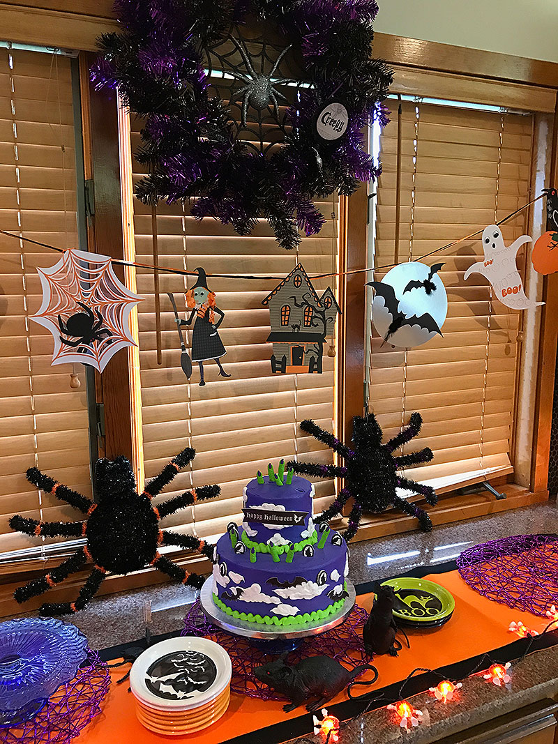 Halloween, Halloween party, cake, Halloween cake, witch, witch's cake, witch's finger, Celebrating Halloween 