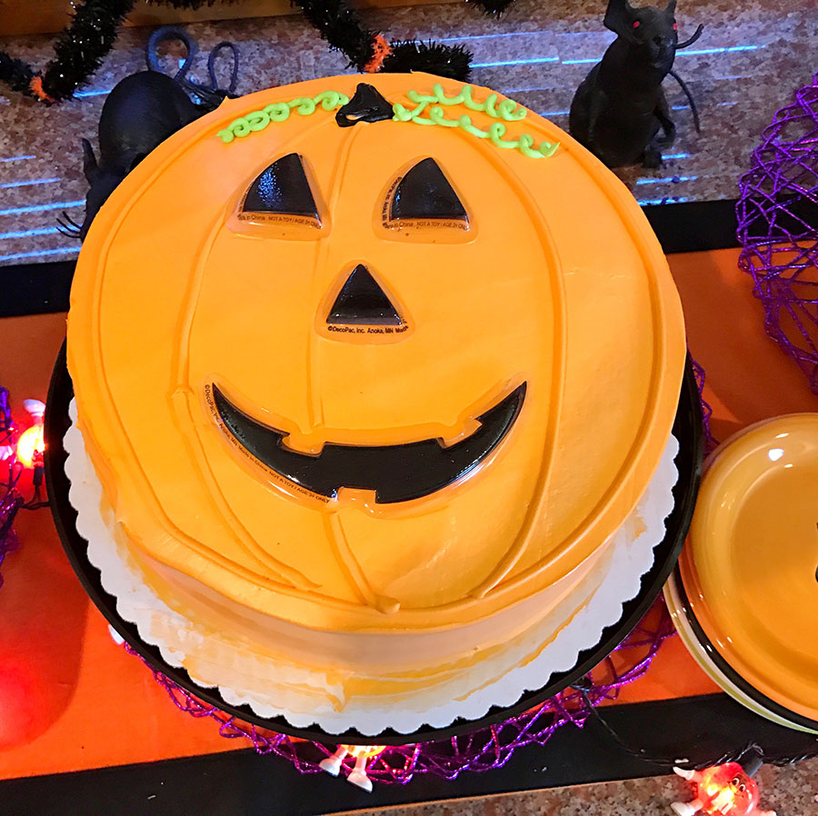 Halloween, Halloween party, cake, Halloween cake, pumpkin, pumpkin cake, sweets, Halloween sweets, spooky party, spooky treats, scary treats. 